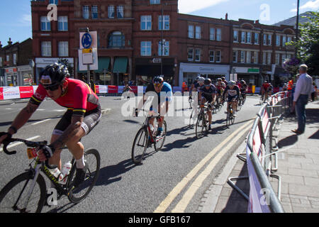 Wimbledon London, UK. 31. Juli 2016. Radfahrer fahren durch Wimbledon Village im Prudential London Surrey 100 Rennen Credit: Amer Ghazzal/Alamy Live-Nachrichten Stockfoto