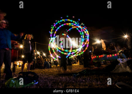 Charlton, Wiltshire, UK. 30. Juli 2016. WOMAD-Festival. POI in einer späten Partyszene WOMAD Festival; Welt der Musik, Kunst und Tanz. Bildnachweis: Francesca Moore/Alamy Live-Nachrichten Stockfoto