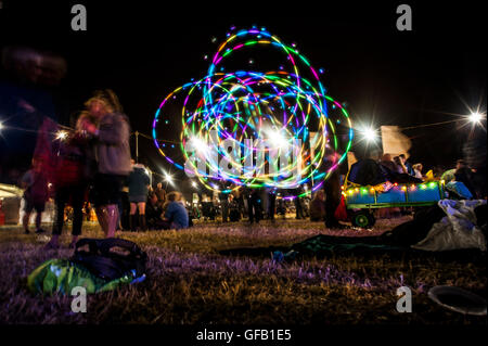 Charlton, Wiltshire, UK. 30. Juli 2016. WOMAD-Festival. POI in einer späten Partyszene WOMAD Festival; Welt der Musik, Kunst und Tanz. Bildnachweis: Francesca Moore/Alamy Live-Nachrichten Stockfoto