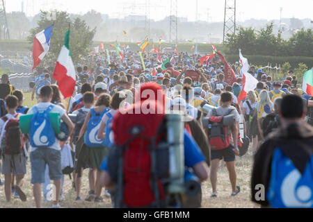 Brzegi, Polen. 30. Juli 2016. Pilger, die Teilnahme an der World Youth Day 2016 kommen für die Abend-Vigil mit Papst Francis auf dem Campus Misericordiae in Brzegi, Polen, 30. Juli 2016. Die World Youth Day 2016 findet in Krakau und in der Nähe Brzegi von 26 bis 31 Juli statt. Foto: Armin Weigel/Dpa/Alamy Live-Nachrichten Stockfoto