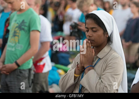 Brzegi, Polen. 30. Juli 2016. Pilger, die Teilnahme an der World Youth Day 2016 beteiligen sich die Abend-Vigil mit Papst Francis auf dem Campus Misericordiae in Brzegi, Polen, 30. Juli 2016. Die World Youth Day 2016 findet in Krakau und in der Nähe Brzegi von 26 bis 31 Juli statt. Foto: Armin Weigel/Dpa/Alamy Live-Nachrichten Stockfoto