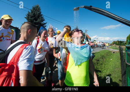 Brzegi, Polen. 30. Juli 2016. Pilger, die Teilnahme an der World Youth Day 2016 erfrischen auf ihrem Weg zum Abend Vigil mit Papst Francis auf dem Campus Misericordiae in Brzegi, Polen, 30. Juli 2016. Die World Youth Day 2016 findet in Krakau und in der Nähe Brzegi von 26 bis 31 Juli statt. Foto: Armin Weigel/Dpa/Alamy Live-Nachrichten Stockfoto