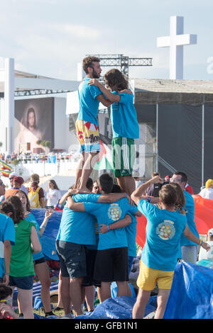 Brzegi, Polen. 30. Juli 2016. Pilger, die Teilnahme an der World Youth Day 2016 beteiligen sich die Abend-Vigil mit Papst Francis auf dem Campus Misericordiae in Brzegi, Polen, 30. Juli 2016. Die World Youth Day 2016 findet in Krakau und in der Nähe Brzegi von 26 bis 31 Juli statt. Foto: Armin Weigel/Dpa/Alamy Live-Nachrichten Stockfoto