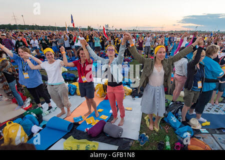 Brzegi, Polen. 30. Juli 2016. Pilger, die Teilnahme an der World Youth Day 2016 beten während der Abend-Vigil mit Papst Francis auf dem Campus Misericordiae in Brzegi, Polen, 30. Juli 2016. Die World Youth Day 2016 findet in Krakau und in der Nähe Brzegi von 26 bis 31 Juli statt. Foto: Armin Weigel/Dpa/Alamy Live-Nachrichten Stockfoto