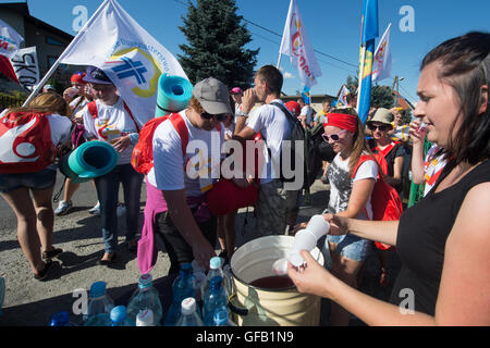 Brzegi, Polen. 30. Juli 2016. Pilger, die Teilnahme an der World Youth Day 2016 erfrischen auf ihrem Weg zum Abend Vigil mit Papst Francis auf dem Campus Misericordiae in Brzegi, Polen, 30. Juli 2016. Die World Youth Day 2016 findet in Krakau und in der Nähe Brzegi von 26 bis 31 Juli statt. Foto: Armin Weigel/Dpa/Alamy Live-Nachrichten Stockfoto