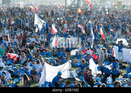 Brzegi, Polen. 30. Juli 2016. Pilger, die Teilnahme an der World Youth Day 2016 warten auf den Abend Vigil mit Papst Francis auf dem Campus Misericordiae in Brzegi, Polen, 30. Juli 2016. Die World Youth Day 2016 findet in Krakau und in der Nähe Brzegi von 26 bis 31 Juli statt. Foto: Armin Weigel/Dpa/Alamy Live-Nachrichten Stockfoto