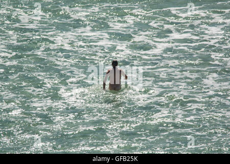 Porthcurno, Cornwall, UK. 31. Juli 2016. Großbritannien Wetter. Türkis-blauen Meere und sonnig klarem Himmel für die Besucher zu den Stränden von Porthcurno und Treen. Bildnachweis: Cwallpix/Alamy Live-Nachrichten Stockfoto