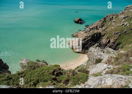 Porthcurno, Cornwall, UK. 31. Juli 2016. Großbritannien Wetter. Türkis-blauen Meere und sonnig klarem Himmel für die Besucher zu den Stränden von Porthcurno und Treen. Bildnachweis: Cwallpix/Alamy Live-Nachrichten Stockfoto