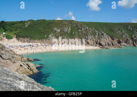 Porthcurno, Cornwall, UK. 31. Juli 2016. Großbritannien Wetter. Türkis-blauen Meere und sonnig klarem Himmel für die Besucher zu den Stränden von Porthcurno und Treen. Bildnachweis: Cwallpix/Alamy Live-Nachrichten Stockfoto