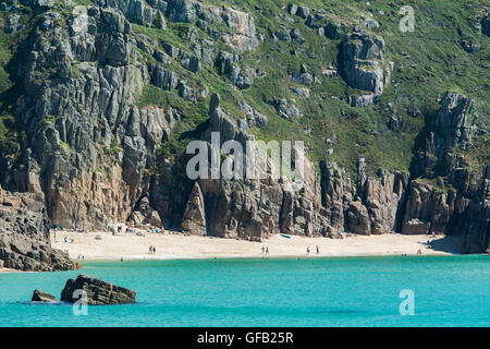 Porthcurno, Cornwall, UK. 31. Juli 2016. Großbritannien Wetter. Türkis-blauen Meere und sonnig klarem Himmel für die Besucher zu den Stränden von Porthcurno und Treen. Bildnachweis: Cwallpix/Alamy Live-Nachrichten Stockfoto