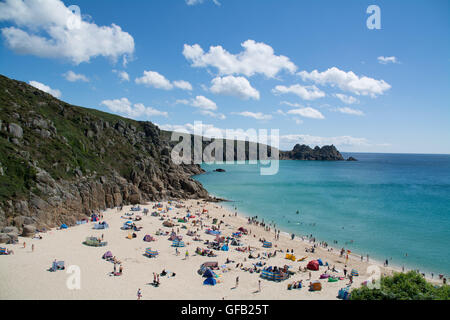 Porthcurno, Cornwall, UK. 31. Juli 2016. Großbritannien Wetter. Türkis-blauen Meere und sonnig klarem Himmel für die Besucher zu den Stränden von Porthcurno und Treen. Bildnachweis: Cwallpix/Alamy Live-Nachrichten Stockfoto