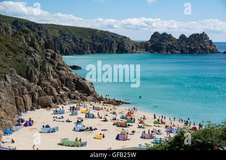 Porthcurno, Cornwall, UK. 31. Juli 2016. Großbritannien Wetter. Türkis-blauen Meere und sonnig klarem Himmel für die Besucher zu den Stränden von Porthcurno und Treen. Bildnachweis: Cwallpix/Alamy Live-Nachrichten Stockfoto