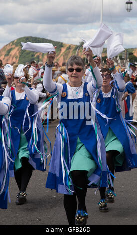 Sidmouth, Devon, UK. 31. Juli 2016. Folk Dancing - Folk-Woche Sidmouth, Devon 31. Juli 16 Folk Tanz entlang der Esplanade ist ein Feature von Sidmouth Festival, das seit 1955 in der Süd-West-regency-Stadt gelaufen ist. © Tony Charnock/Alamy LiveNews Stockfoto