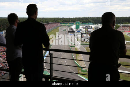 Hockenheim, Deutschland. 31. Juli 2016. Zuschauer verfolgen das Rennen der deutschen Formel 1 Grand Prix in Hockenheimring in Hockenheim, Deutschland, 31. Juli 2016. Foto: JAN WOITAS/DPA/Alamy Live-Nachrichten Stockfoto