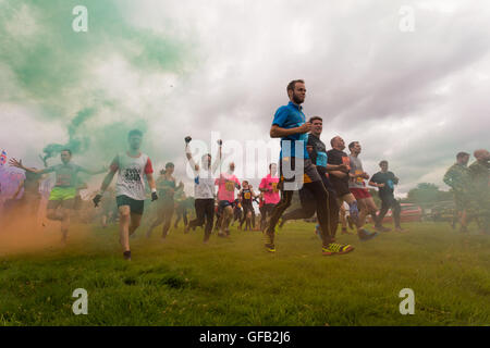 Harter Kerl Brennnessel Krieger 2016 Gegner in der Nähe von Wolverhampton UK bei den jährlichen Sommer-Hindernis-Parcours Stockfoto