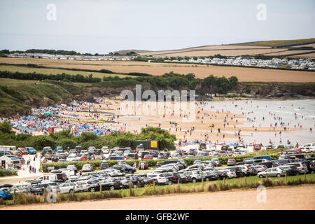 Harlyn Bay, in der Nähe von Padstow, Cornwall, UK. 31. Juli 2016. Menschenmassen strömen Harlyn Bay, in der Nähe von Padstow, Cornwall, UK, Sonntag, 31. Juli 2016 - Wetter des Tages: @camerafirm/Alamy Live News Stockfoto