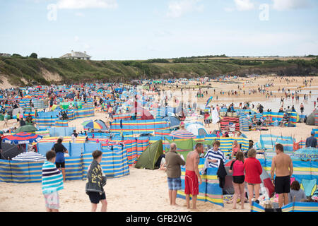 Harlyn Bay, in der Nähe von Padstow, Cornwall, UK. 31. Juli 2016. Menschenmassen strömen Harlyn Bay, in der Nähe von Padstow, Cornwall, UK, Sonntag, 31. Juli 2016 - Wetter des Tages: @camerafirm/Alamy Live News Stockfoto