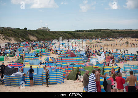 Harlyn Bay, in der Nähe von Padstow, Cornwall, UK. 31. Juli 2016. Menschenmassen strömen Harlyn Bay, in der Nähe von Padstow, Cornwall, UK, Sonntag, 31. Juli 2016 - Wetter des Tages: @camerafirm/Alamy Live News Stockfoto