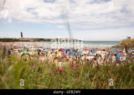 Harlyn Bay, in der Nähe von Padstow, Cornwall, UK. 31. Juli 2016. Menschenmassen strömen Harlyn Bay, in der Nähe von Padstow, Cornwall, UK, Sonntag, 31. Juli 2016 - Wetter des Tages: @camerafirm/Alamy Live News Stockfoto