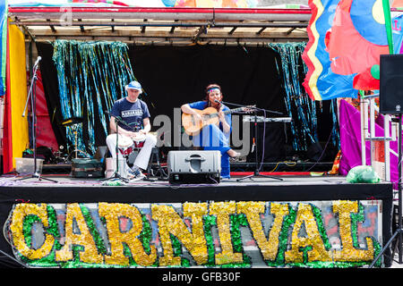 Ramsgate, England. 31. Juli 2016. Der kolumbianische Sänger und Gitarrist, Carolina Herrera, als Teil einer Duo mit Samba player, auf der Bühne im Sonnenschein am Ramsgate Festival. Stockfoto