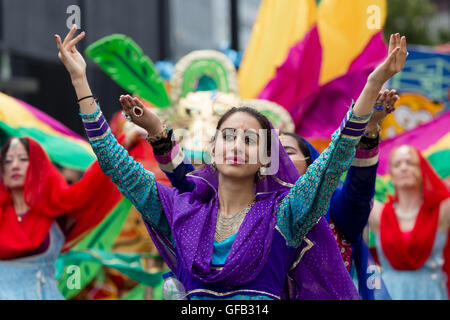 Brick Lane, London. VEREINIGTES KÖNIGREICH. 31. Juli 2016. Bunte Darsteller tanzen und beteiligen sich an der Boishakhi Mela Straßenfest, die durch Brick Lane in London Banglatown verarbeitet. Die Veranstaltung ist eine Feier des neuen Jahres Bengali und ist die größte Bengali Festivals außerhalb von Bangladesch, mit Tausenden von Menschen aus der ganzen Welt besuchen. Bengali Neujahr fällt im April aber das Festival findet später den Zeitraum April durch höheres Risiko von Regen zu vermeiden. Bildnachweis: Vickie Flores/Alamy Live-Nachrichten Stockfoto