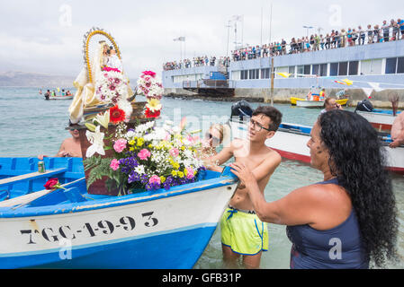 Las Palmas, Gran Canaria, Kanarische Inseln, Spanien, 31. Juli 2016. Einheimische Fischer und ihre Familien schmücken ihre Boote mit Blumen und Bildnis von Carmen, ihren Schutzpatron vor Seeprozession am Stadt-Strand Credit: Alan Dawson News/Alamy Live News Stockfoto