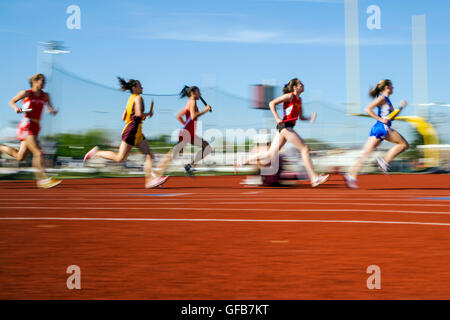 Bewegungsunschärfe Pfanne auf weibliche Schülerinnen und Schüler im Wettbewerb bei Henderson Invitational Gleisfeld & treffen; West Chester; PA Stockfoto