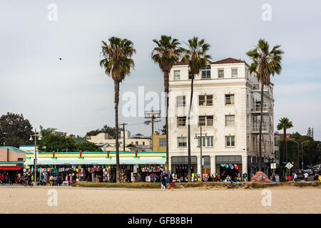 Gebäude entlang der Promenade in Venice Beach, Los Angeles, Kalifornien. Stockfoto