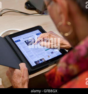 Eine ältere Frau probiert ein Apple iPad im Apple Store, April 2010. Stockfoto