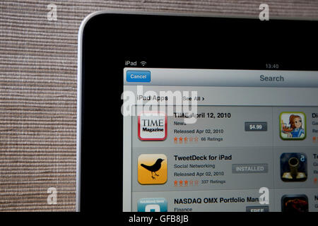 Apple-iPad-Gerät anzeigen die Time Magazine-Anwendung zum Download im App Store für $4.99 pro Ausgabe, April 2010. Stockfoto