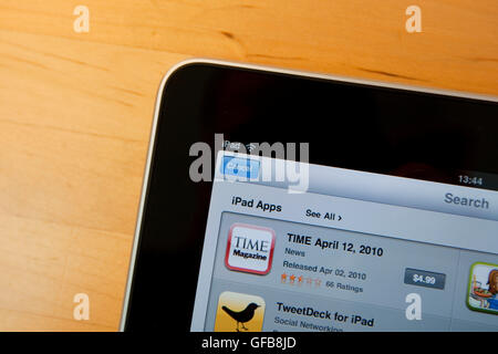 Apple-iPad-Gerät anzeigen die Time Magazine-Anwendung zum Download im App Store für $4.99 pro Ausgabe, April 2010. Stockfoto