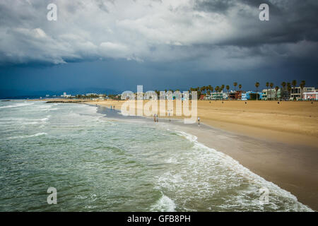 Blick auf dunkle Gewitterwolken über den Strand in Venice Beach, Los Angeles, Kalifornien. Stockfoto