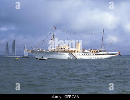 AJAXNETPHOTO. 19. AUGUST 2001, COWES, ENGLAND. -DÄNISCHE KÖNIGLICHE YACHT - HDMY DANNEBROG GEKLEIDET INSGESAMT VERANKERTE VON COWES WÄHREND DER AMERICA CUP SILBER-JUBILÄUMS-EVENT. YACHT WAR LAUNCHD VON KÖNIGIN ALEXANDRINE IN 1931. FOTO: JONATHAN EASTLAND/AJAX REF: 190801 19 Stockfoto