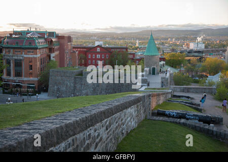 QUEBEC CITY - 25. Mai 2016: Die steinernen Befestigungsmauer, die alten umgibt ist Quebec City über 4,5 km langen Stockfoto