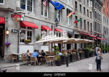 MONTREAL - 27. Mai 2016: Alte historische steinerne Gebäude säumen die Straßen der alten Montreal und ihren Charme mit Touristen. Stockfoto