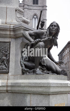 MONTREAL - 27. Mai 2016: Dieses Denkmal in Erinnerung an Paul Chomedey de Maisonneuve, Gründer von Montreal, mit Irokesen Detail ist eine Stockfoto