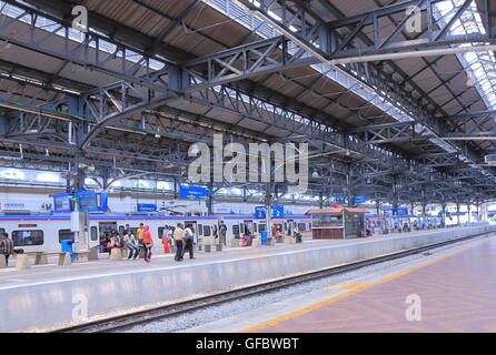 Leute warten auf den Zug am Bahnhof von Kuala Lumpur in Kuala Lumpur Malaysia. Stockfoto