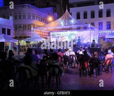 Menschen vor Ort sehen kostenlose Band Leistung in der Innenstadt von Kuala Lumpur Malaysia. Stockfoto