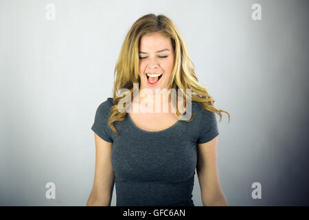 weibliches Model attraktive Frau auf Plein Hintergrund mit textfreiraum schreien Frust Stockfoto