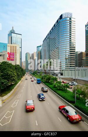 Die Insel Hongkong, China. In östlicher Richtung über den Verkehr an harcourt Rd. in Richtung Hongkong administrative Zentrum in Wan Chai Stockfoto