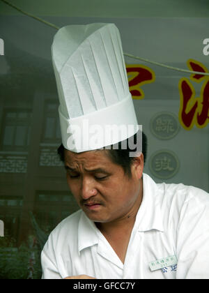 Koch, Knödel und Shish Kebab in Nánshì, das älteste Viertel von Shanghai, China. Stockfoto