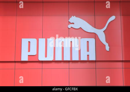 PUMA-Firmenlogo, produziert ein großes Deutsches multinationales Unternehmen Schuhe und Sportbekleidung. Stockfoto