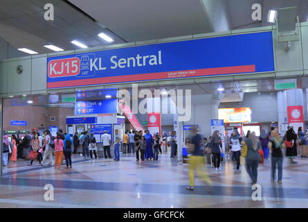 Menschen pendeln am KL Sentral Bahnhof in Kuala Lumpur Malaysia. Stockfoto