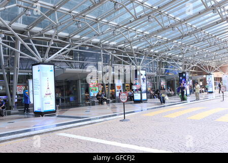 Menschen pendeln am KL Sentral Bahnhof in Kuala Lumpur Malaysia. Stockfoto