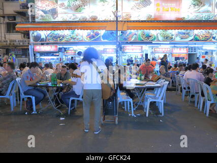 Ein Mann Schnallen am Jalan Alor Bukit Bintang in Kuala Lumpur Malaysia. Stockfoto