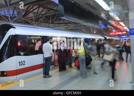 Pendler nutzen LRT am KL Sentral Bahnhof in Kuala Lumpur Malaysia Stockfoto