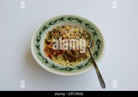 Spaghetti in Schüssel mit Fleischsauce und Käse mit Gabel Stockfoto