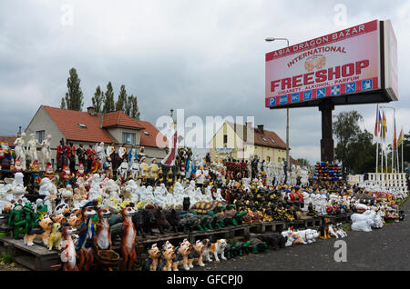 Cheb (Eger): Asia Markt "Asia Dragon Bazar" am Grenzübergang Svatý Kříž - Waldsassen, Tschechische Republik, Repu-Karlsb Stockfoto