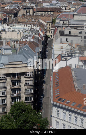 Die Innenstadt eine Einbahnstraße Lazar Utca gesehen von St Stephen Basilika mit Opernhaus nur am Ende der Straße sichtbar Stockfoto