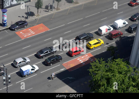 ruhenden Verkehr in Richtung Süden in Richtung Deak Ferenc Ter gesehen von St Stephen Basilika Stockfoto